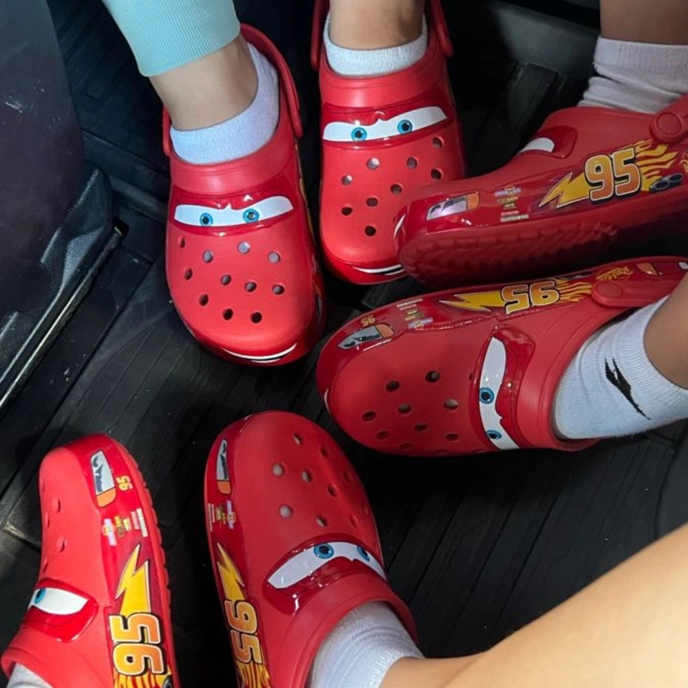 Crocs Relâmpago McQueen Pack – Leve o Crocs + Farol Vermelho + Pack 5 Adesivos de BRINDE | ATÉ MEIA-NOITE DE HOJE!