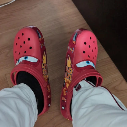Crocs Relâmpago McQueen Pack – Leve o Crocs + Farol Vermelho + Pack 5 Adesivos de BRINDE | ATÉ MEIA-NOITE DE HOJE!