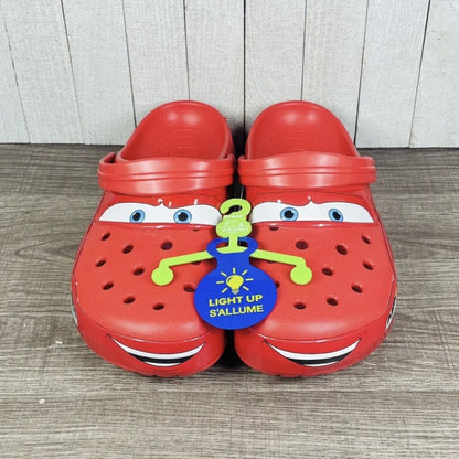 Crocs Relâmpago McQueen Pack – Leve o Crocs + Farol Vermelho + Pack 5 Adesivos de BRINDE | ATÉ MEIA-NOITE DE HOJE!