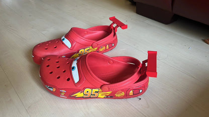 Crocs Relâmpago McQueen Pack – Leve o Crocs + Farol Vermelho + Pack 5 Adesivos de BRINDE | ATÉ MEIA-NOITE DE HOJE!