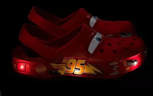Crocs Relâmpago McQueen Pack – Leve o Crocs + Farol Vermelho + Pack 5 Adesivos de BRINDE | ATÉ MEIA-NOITE DE HOJE!