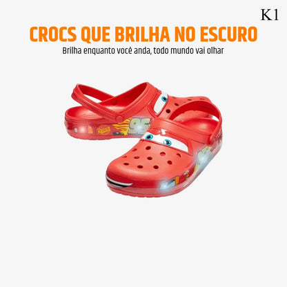 Crocs Relâmpago McQueen Pack – Leve o Crocs + Farol Vermelho + Pack 5 Adesivos de BRINDE | ATÉ MEIA-NOITE DE HOJE!